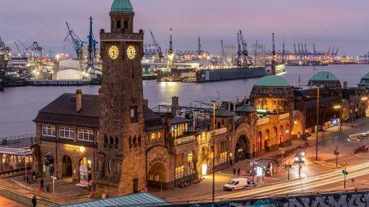 Port Clock Tower Hamburg  - KarstenBergmann / Pixabay