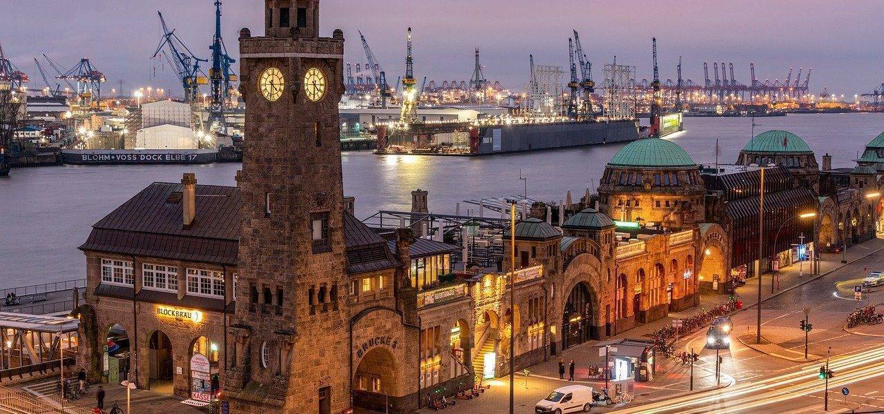Port Clock Tower Hamburg  - KarstenBergmann / Pixabay